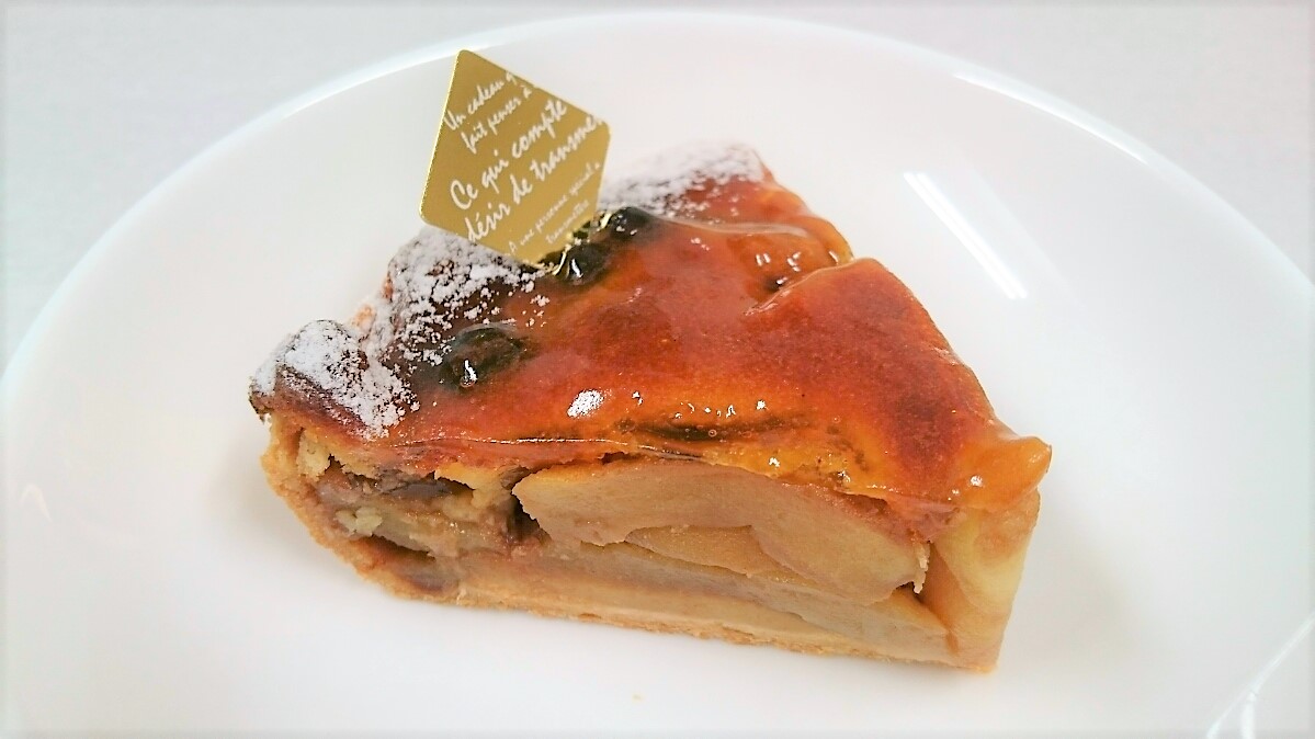 <H1>りんごのタルト</H1>
480円/季節限定　たっぷりのりんごをアーモンドクリームで焼き上げたタルトです。