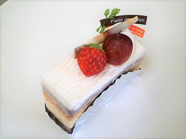 <H1>キャラメルバナナ</H1>
470円/チョコチップ入りのバナナムースとキャラメルムースをココアスポンジでサンド。
