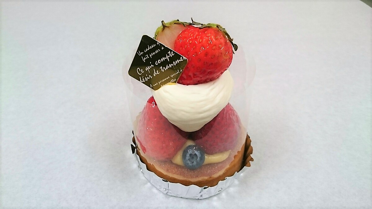 <H1>フルーツタルト</H1>
520円/アーモンドクリームのタルトにフルーツをたっぷりのせて仕上げます。季節により使用するフルーツは変わります。(価格変動あり)
