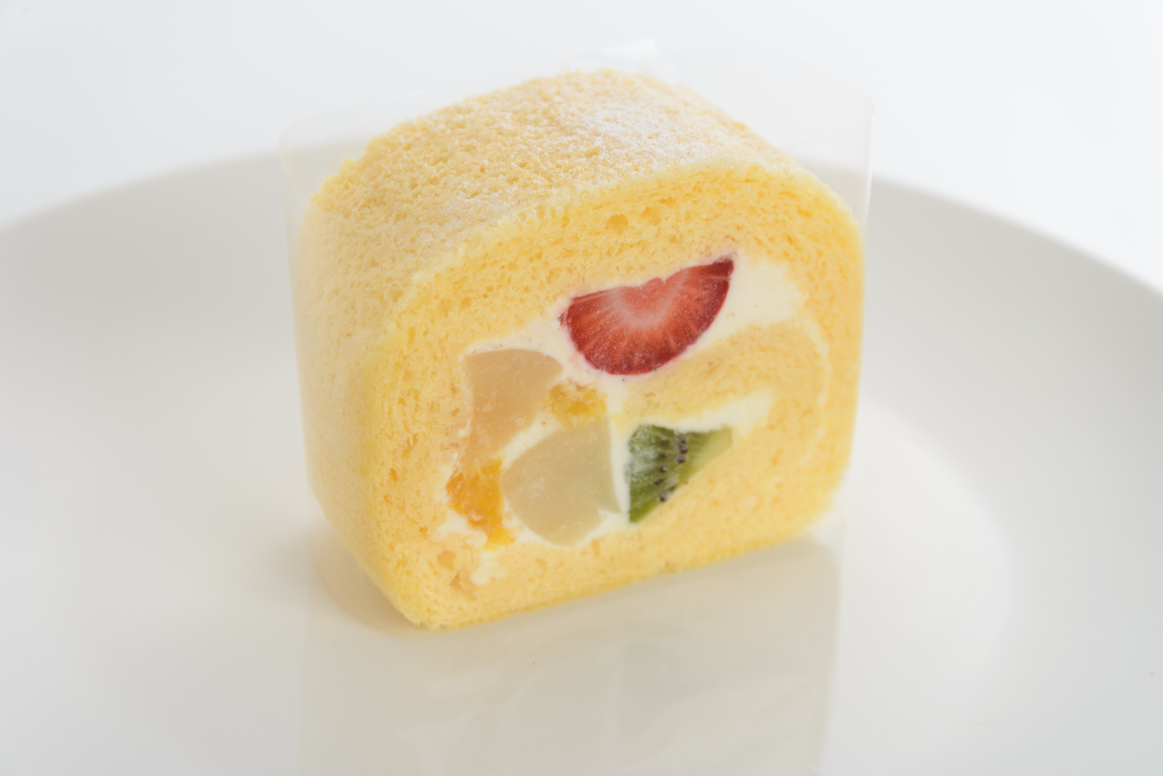 <H1>フルーツロール</H1>
490円/五種類のフルーツをふわふわスポンジとこくのあるクリームで巻きました。おすすめ・人気のケーキです。