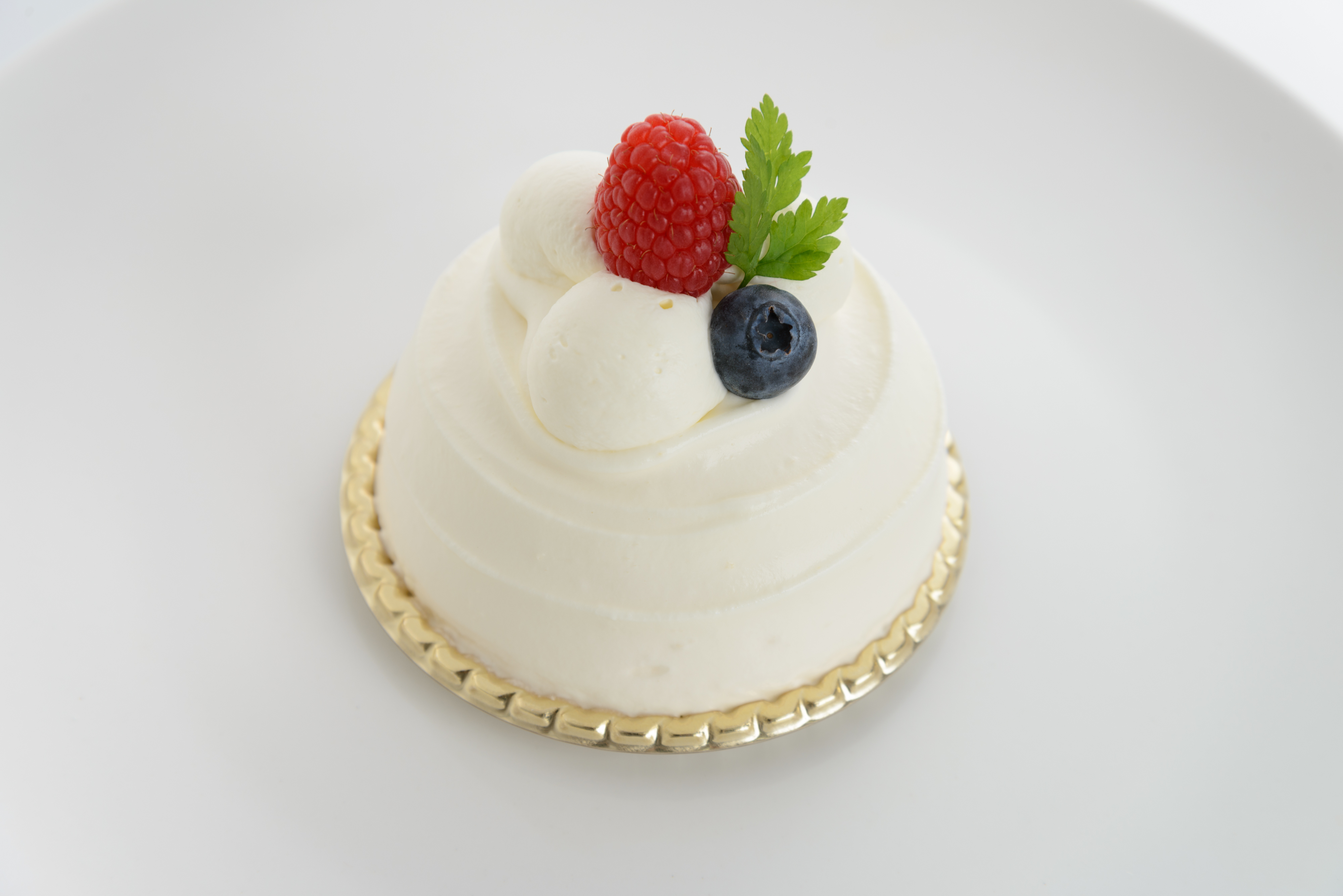 <H1>レアチーズ</H1>
500円/なめらかなクリームチーズの中に木いちごのソースが入っています。