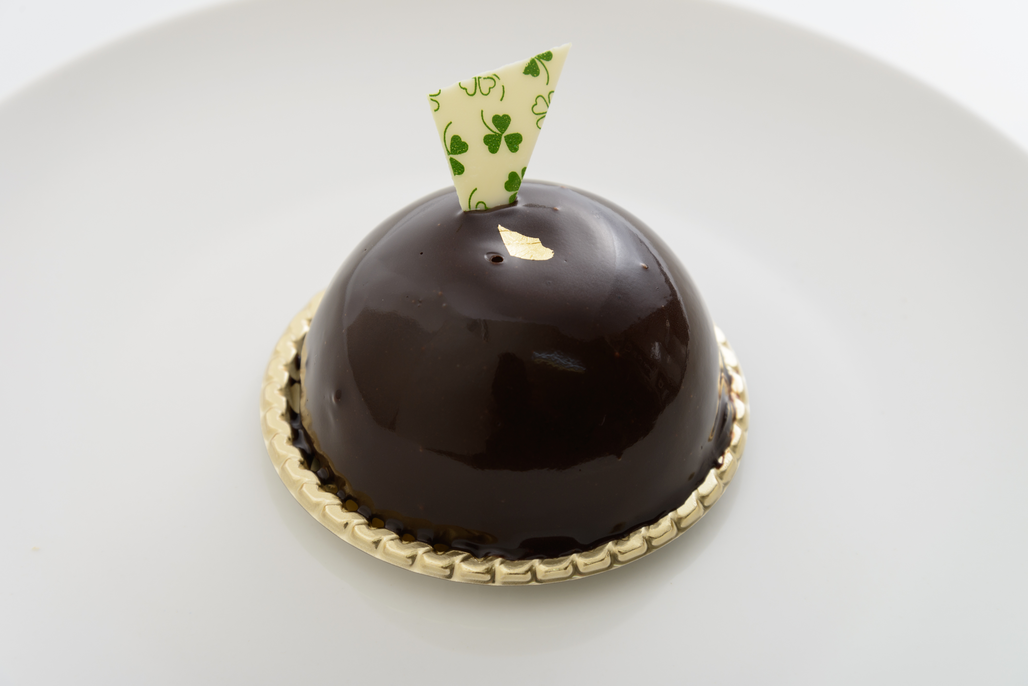 <H1>チョコドーム</H1>
520円/濃厚なチョコレートムースの中にアーモンドムースが入っています。
※秋冬のみの販売です。