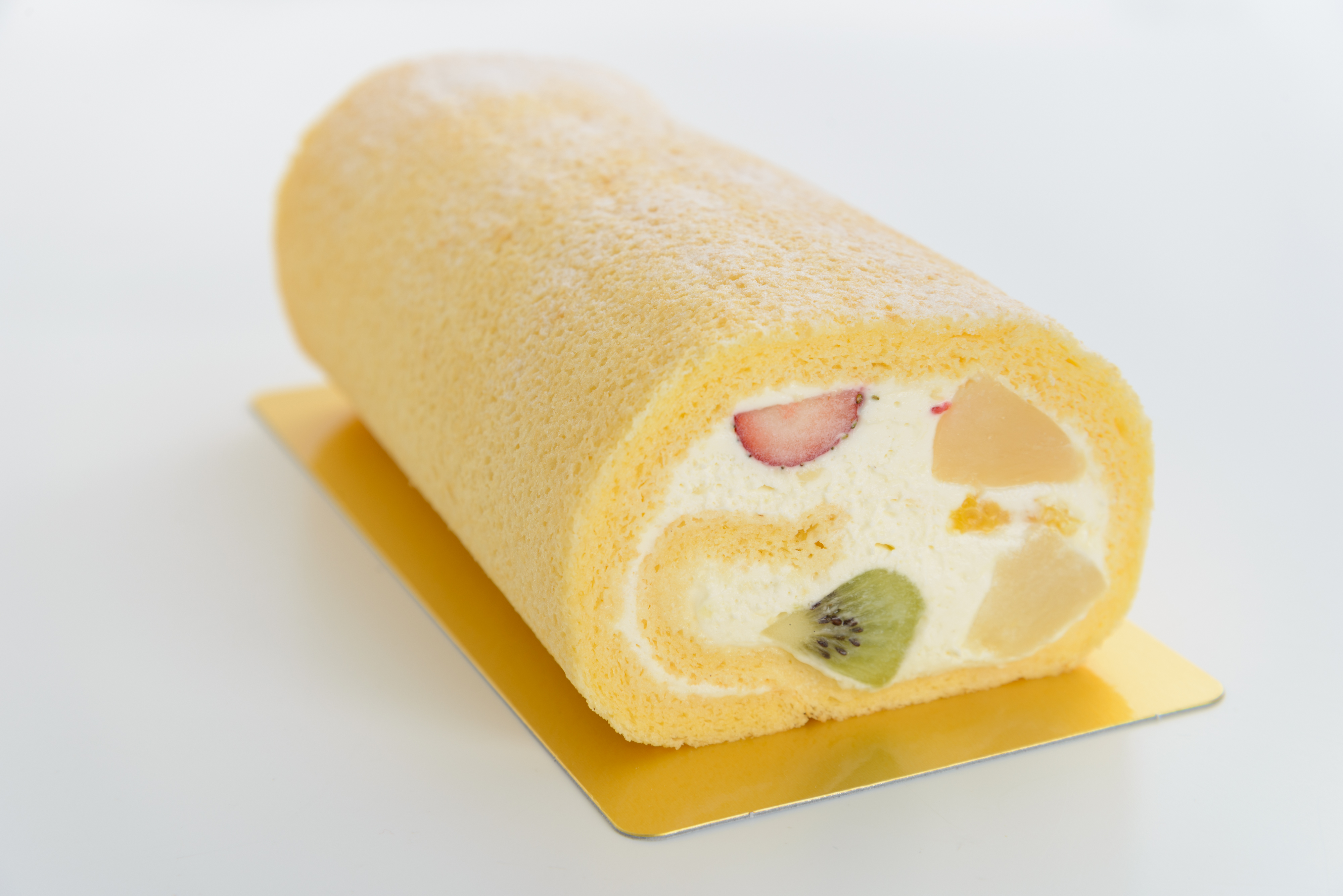 <H1>フルーツロール</H1>
2350円/フルーツロール（カット）の5つ分の長さです。ご自宅用にはもちろん、贈り物にも人気です。