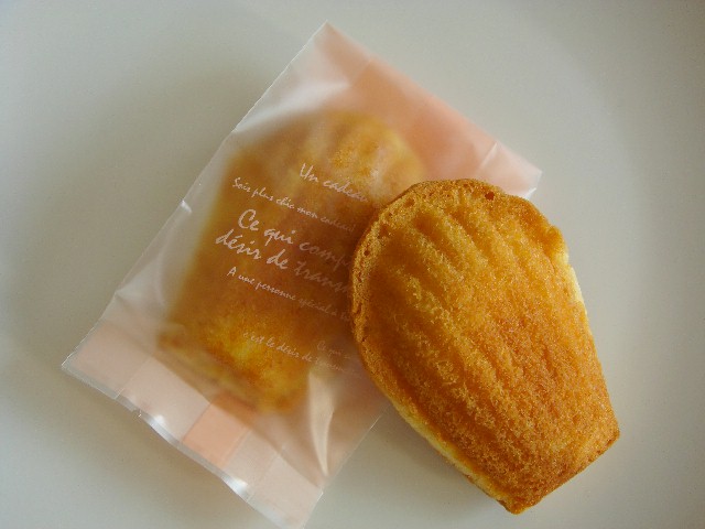 <H1>マドレーヌ</H1>
180円/レモンの香りがさわやかなマドレーヌです。