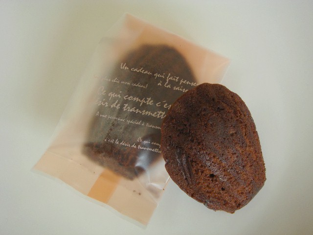 <H1>マドレーヌショコラ</H1>
180円/ちょっぴりほろ苦いココア味のマドレーヌです。