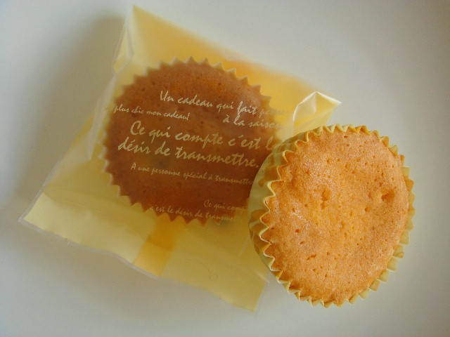 <H1>マロン</H1>
200円/中に栗が入ったお菓子。
ほんのりラム酒が香ります。