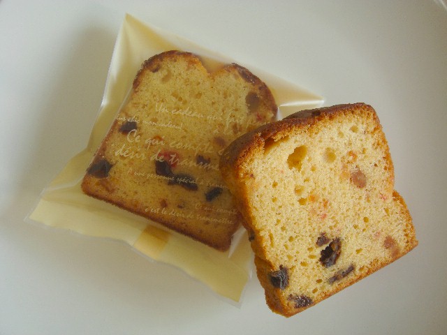 <H1>フルーツケーキ</H1>
200円/洋酒づけのフルーツが入ったしっとりとしたケーキです。