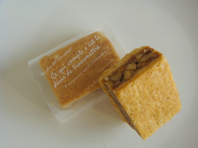 <H1>ダルトワ</H1>
220円/胡桃とアーモンドたっぷりのキャラメルをクッキー生地でサンド。
 食べ応え満点です。